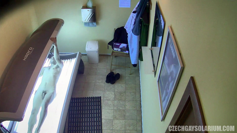 Czech Gay Solarium: Solarium gay tchèque 33, un minet espiègle se fait surprendre par...