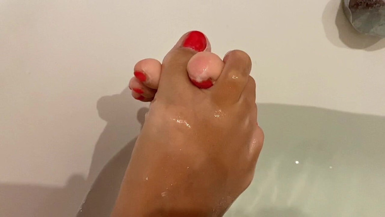 Mary Di: Foot fetiš - dlouhé nohy ve vaně