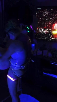 Glow in The Dark Nye - anal în cur cu vibratorul legat