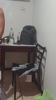 Fratele meu vitreg mă face un cățeluș dur, asta mă face să fiu