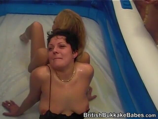 British Bukkake Babes: Две грязные милфы писсируют