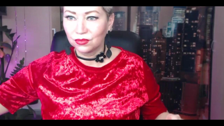 AimeeParadise: Zralá špinavá děvka šuká svou kundu a zadek obrovskými dildy v soukromé...