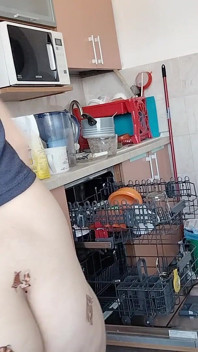 Sexy naakte stiefmoeder in de keuken amateur-vrouw doet naakt huishoudelijk werk.