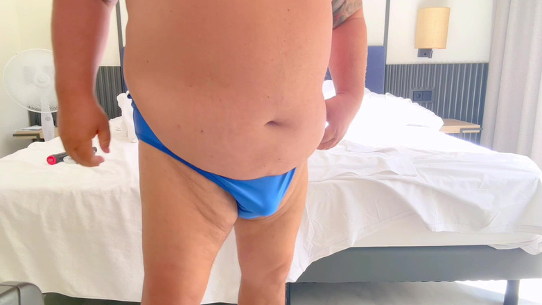 Hand-Free-Daddy-Chub: Un Domn Italian Macho Mai În Vârstă Care Poartă Un Speedo...