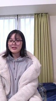 노인에게 압도된 Studious Girl, 떨리는 반응으로 격렬한 질싸 만남으로 이어진다