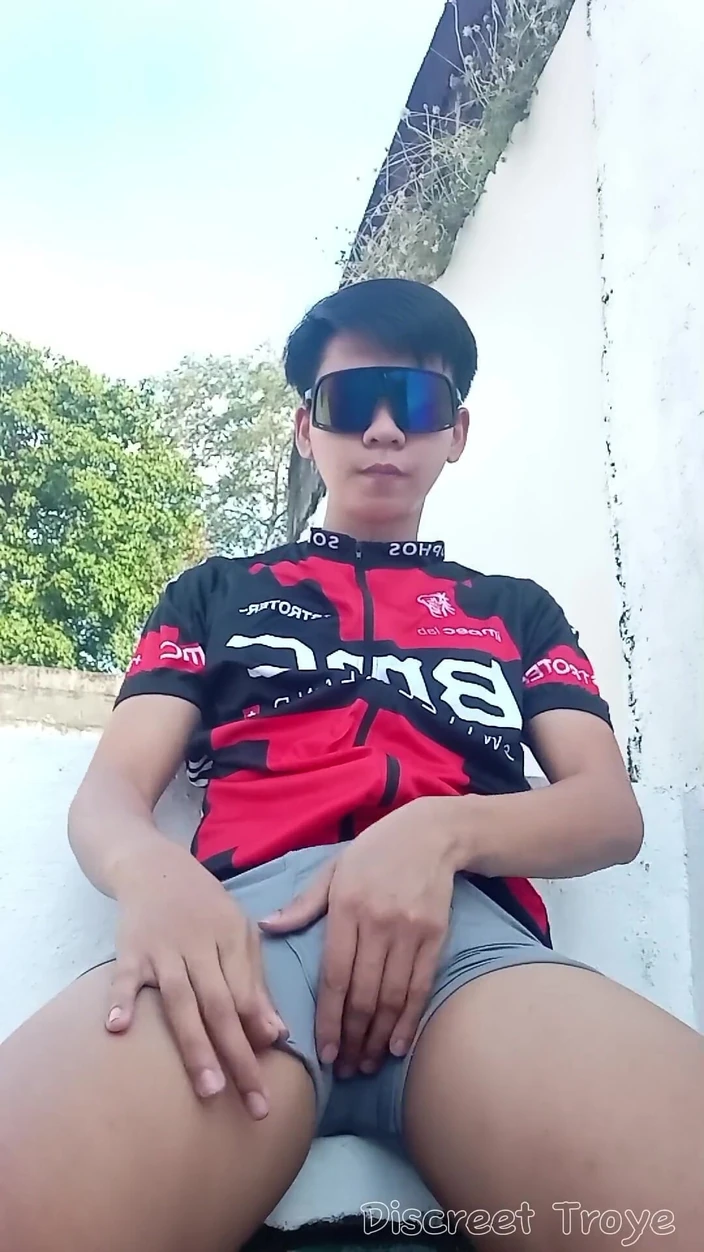 Troye_AsianPinoy: Dopo una lunga cavalcata, mi sono fermato qui per sparare...
