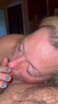 Orální milf blondýna, pihy, zelené oči saje tátu