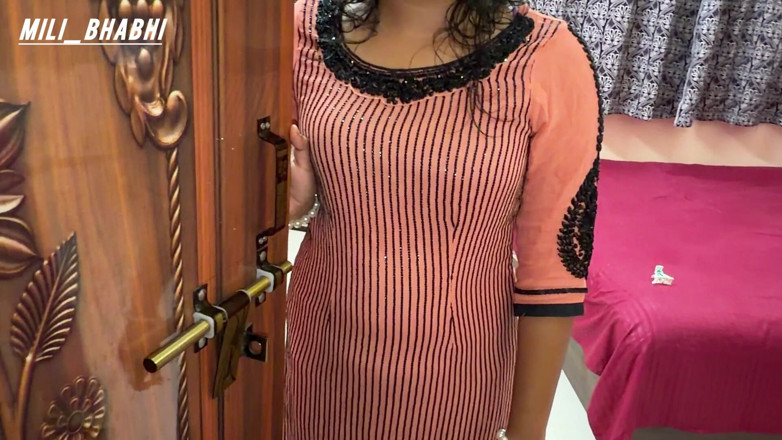 Mili bhabi: Desi Beautiful Ladies Taylor Mengongkek Pepek Ketat Hindi Penuh – Mms...