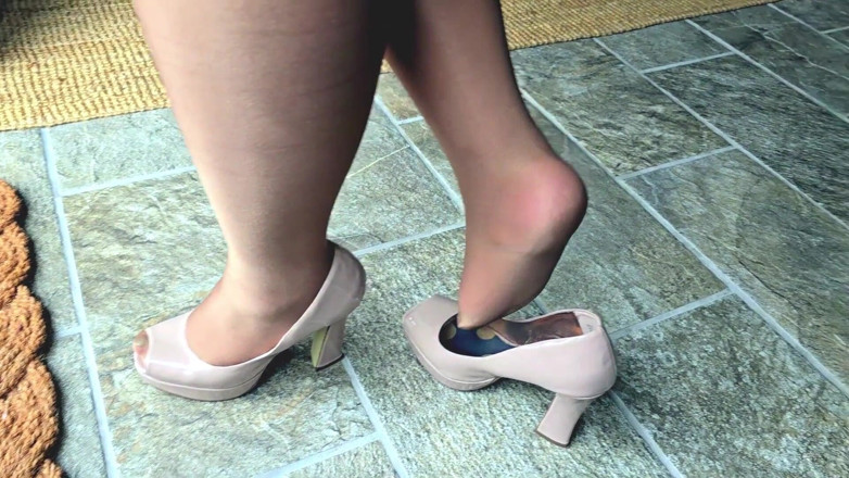 Slutty Ms B: サテンスカーフボンデージは足コキで終わります