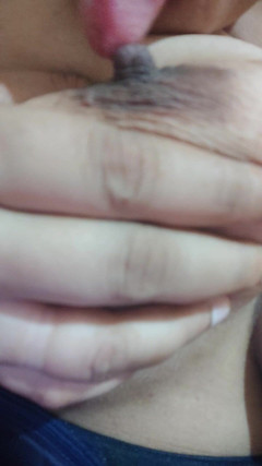 Roseminia: Vykuř mi bradavku a tvrdě mě ošukej.