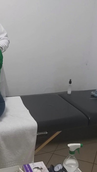Un vero medico esamina l'ano e il seno del paziente
