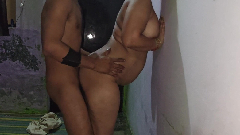 bisex321: หลังจากสามีออกจากบ้านตอนกลางคืน เขาโทรหาเพื่อนบ้าน