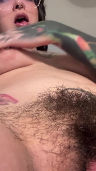 샤워 후 널 삼키는 털이 무성한 거인들