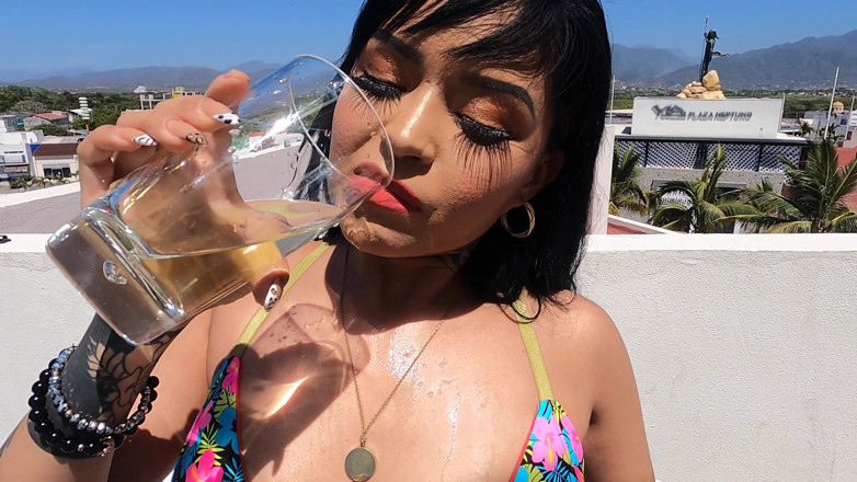 All about pee: Pee swallow Mexico - Engole todos os litros de xixi - garota...