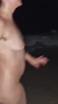 Stoute tiener ging 's nachts naakt in de zee terwijl haar vriend filmde