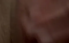 Saunada endişeli ve her şeyi gösteriyor