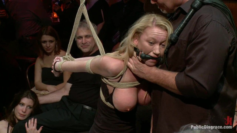 Public Disgrace by Kink: Bouchey mais sexy comme l’enfer