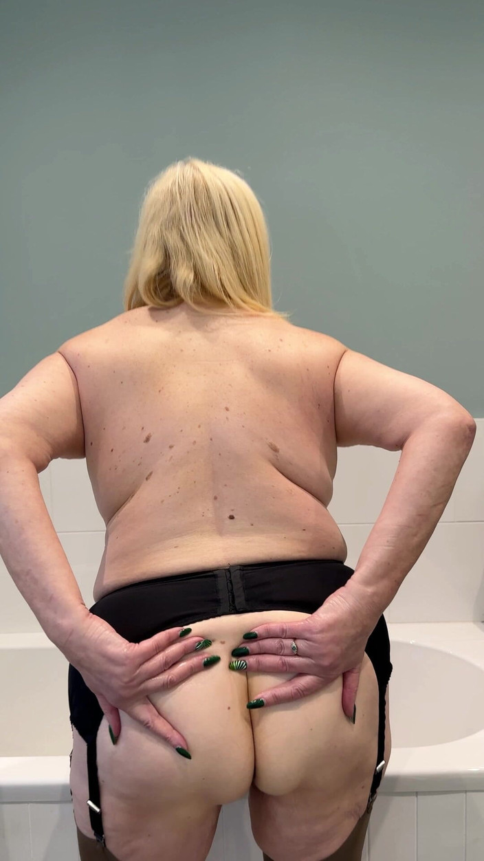 catherinecan69: Bir Şişe Yağım Var. Göğüslerime, Götüme Ve Amcığıma Yağ