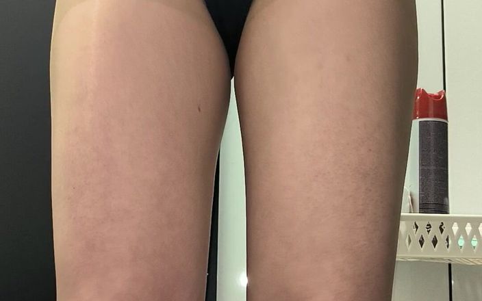 PantyhoseJuicyCummer: Striptiz w błyszczących rajstopach w pracy