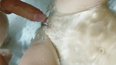 Wet Nymph: Pengasuh mermaid dikongkek pepek ketat basahnya di dalam tab mandi...