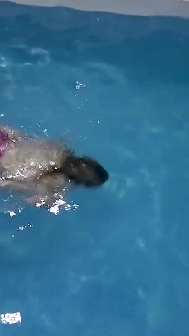 UKCuteGirl Lucy Lauren: Captive Mermaid mengusik awak di kolam
