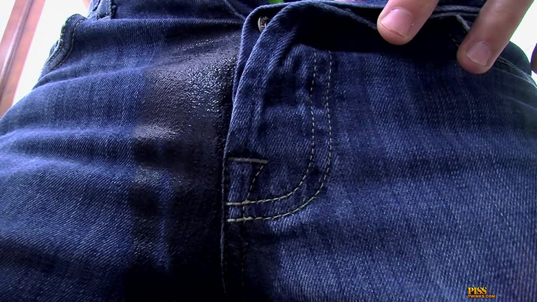 Piss Twinks: Roztomilý nesestříhaný chlapec stříká a namočí