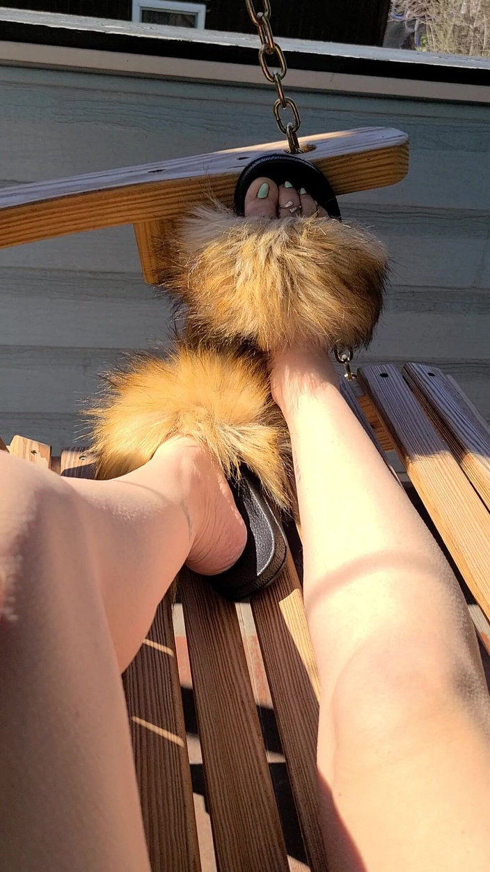 Raven Willow: Jarní nohy Furry Slides