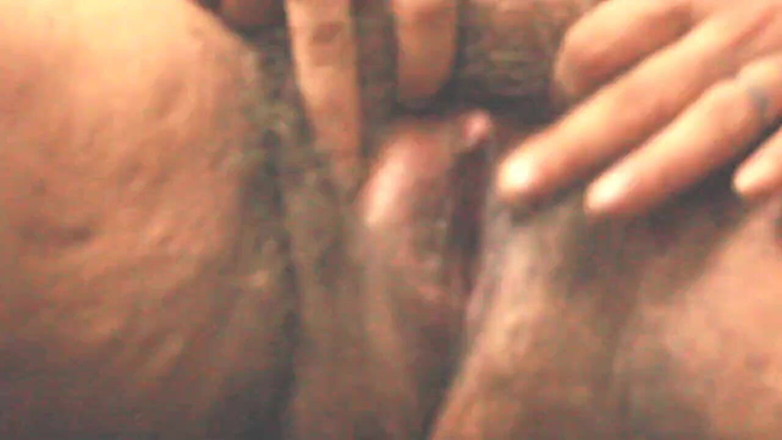 Haydee Rodriguez: Une chatte poilue rencontre un gode doré