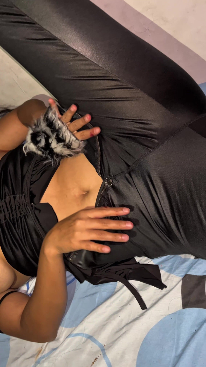 Gilversexy: 万圣节派对，她受不了的热辣，他们找房间做爱，她把一切都搞砸了