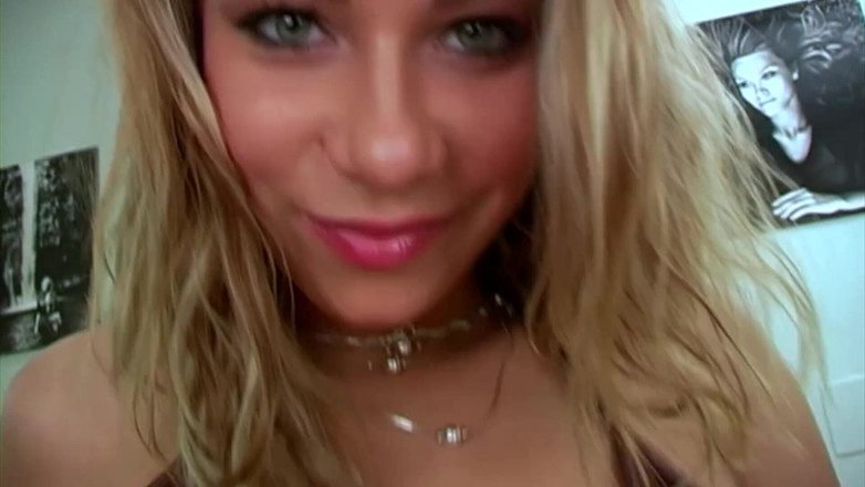 Toy Sluts: Una ragazza fantastica con i tacchi alti si fa piacere