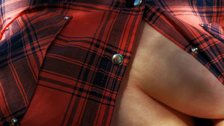 Bouncy Tits Action: Una dura schiavata delle tette nei boschi