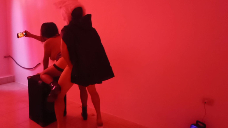 Martin13: Cadılar bayramı partisinde tavşan gibi giyinmiş bir adamla tanıştım ve...