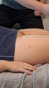 Langsame, sinnliche massage, die ihren stress abschmelzen wird