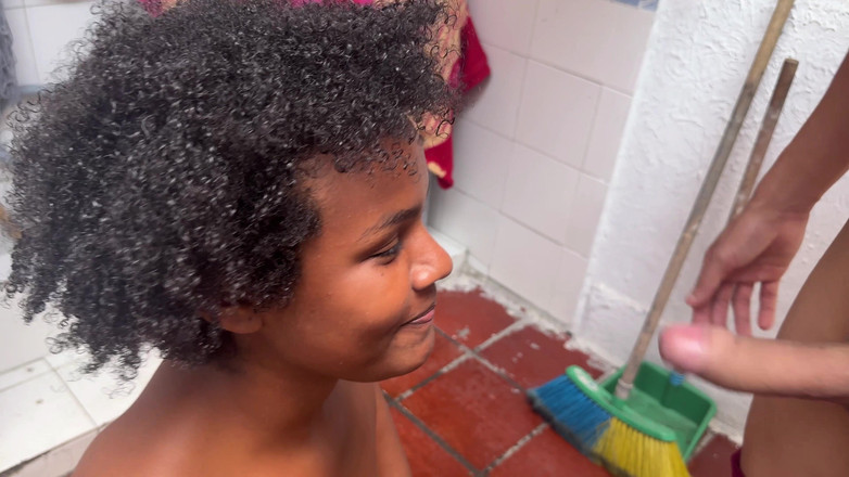 katyJay: Моя мачуха з великою дупою допомагає мені купатися, і ми закінчуємо багатим тріо