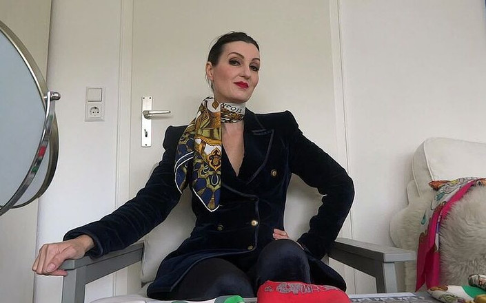 Lady Victoria Valente: シルクのスカーフとダークブルーのベルベットのブレザー