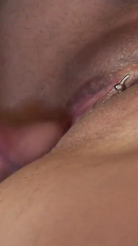 Milf Carrie Ann con tatuaje y piercings chupa y folla una gran polla