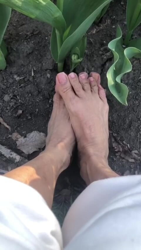 Melove with Her Small Feet Outdoor in the Garden (Melove-Feet)