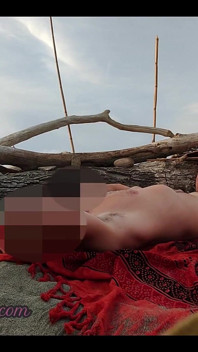 Vriendin trekt mijn pik af op het naaktstrand in het bijzijn van veel vreemden - Misscreamy