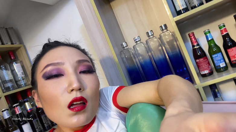 IsshikiShizuka: Lust 05 - Çoraplarını giyerken egzersiz yapmaktan keyif alıyor