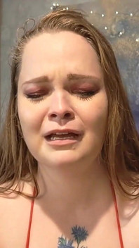 Jolie fille moche sanglante