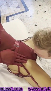 Asijská dominantní paní s velkým pérem šuká bez sedla velký zadek pornohvězda v zákulisí