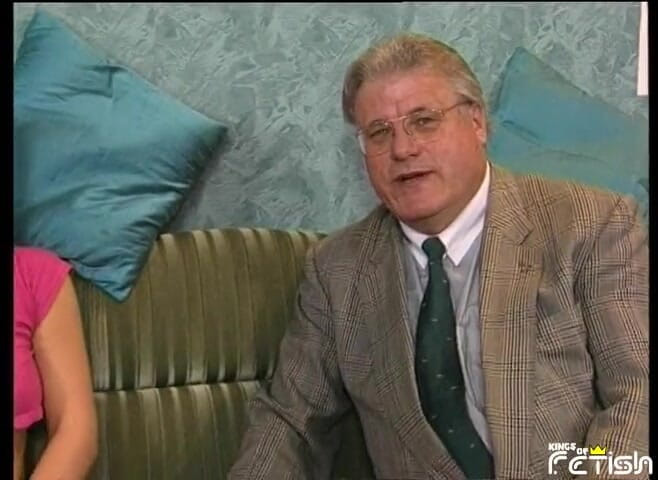Family Role Playing: Nieśmiała brunetka dostaje swoją owłosioną cipkę wierconą przez napalonego starszego...