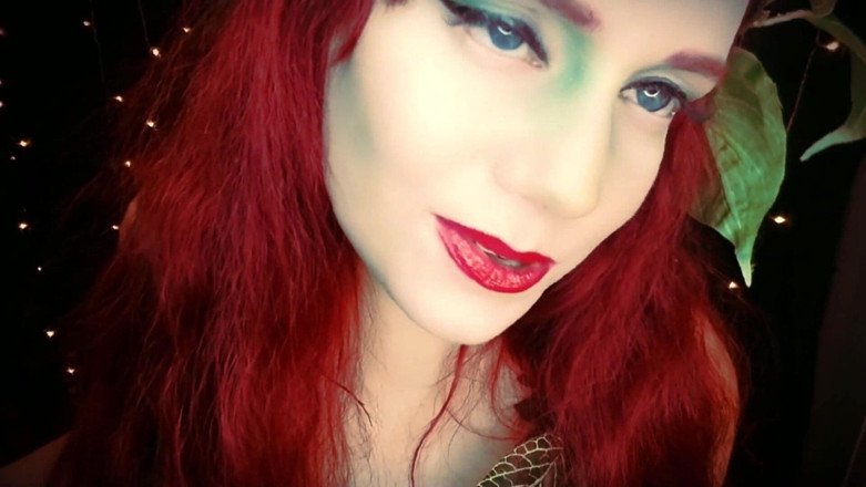 Scarlet Vixen: Executrix Ivy meracuni awak dengan ciumannya (wmv)