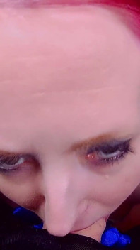 Nedbalý deepthroat a šukání koz v modrém