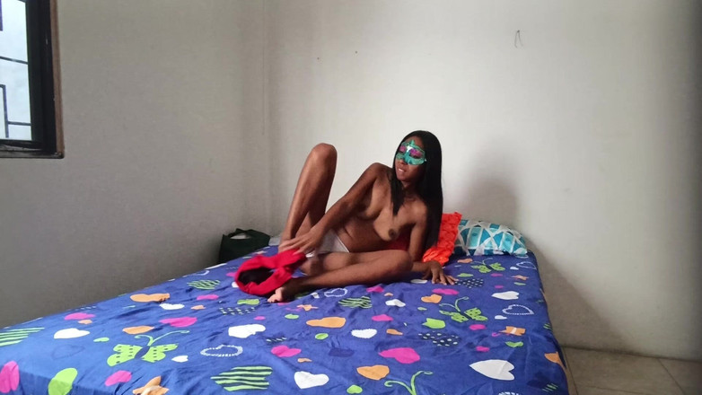 NEGRITA SEXY: Mager, mörkhårig indisk kvinna gläder sig åt att röra vid sina...