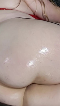 Butt Plugged, Oiled & Twerking auf einem dildoritt