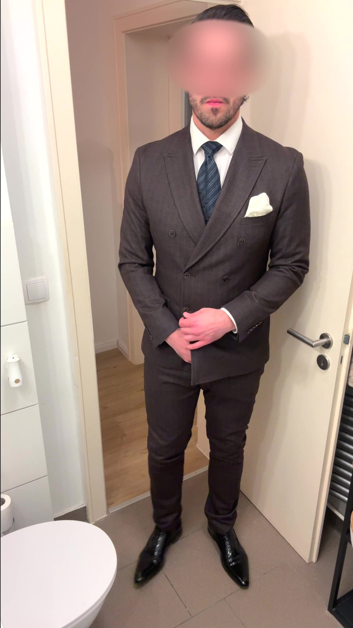 Master Shiny Shoes: Businessman in Suit Jerks off on His Patent Leather Shoes