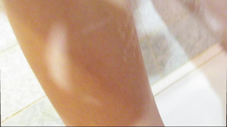 Cuteblonde666: Washing my hairy pussy and playing with my pubic hair