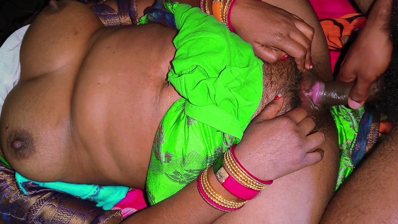 Sumang studio: Il fratellastro si è strofinato il pene nella figa di Suman...