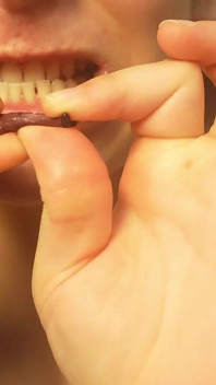 我怀孕的继妹对她的娇小继妹很生气，所以她羞辱她，殴打她，然后像糖果一样咀嚼她。